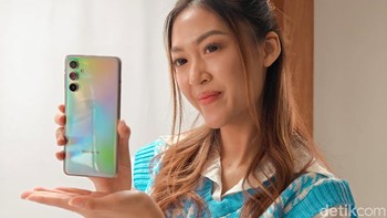 Ini Galaxy M54 versi silver. Foto: Adi Fida Rahman/detikINET