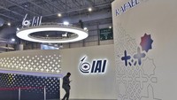 Belum jelas mengapa tidak ada staf di kedua stan pameran tersebut, yang berlokasi dekat dengan paviliun pembuat senjata negara Uni Emirat Arab, EDGE. IAI dan EDGE menandatangani program pengembangan bersama pada Dubai Airshow terakhir pada 2021. Stand pameran IAI ditutup dengan tali merah. AP Photo/Jon Gambrell.  