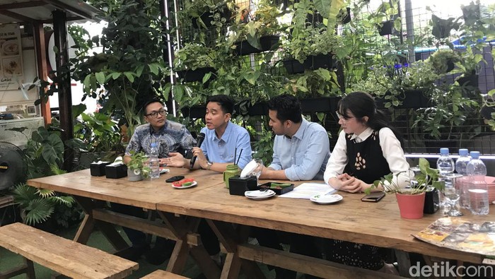 Gibran Rakabuming mengumumkan Emil Dardak dan Arumi Bachsin jadi jubirnya.