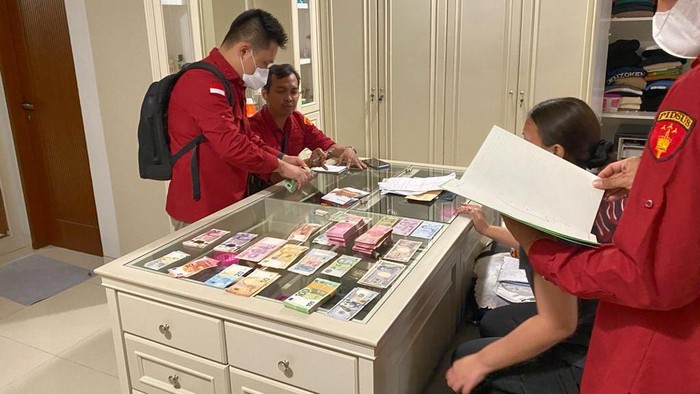 Jaksa menyita uang 10 mata uang dari Achsanul Qosasi tersangka kasus BTS (dok Kejagung).