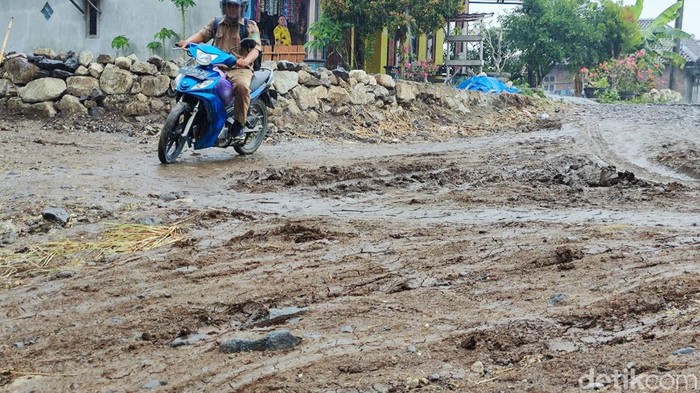 Jalan rusak di Pagerjurang Ngawen, Gunungkidul, Selasa (14/11/2023).