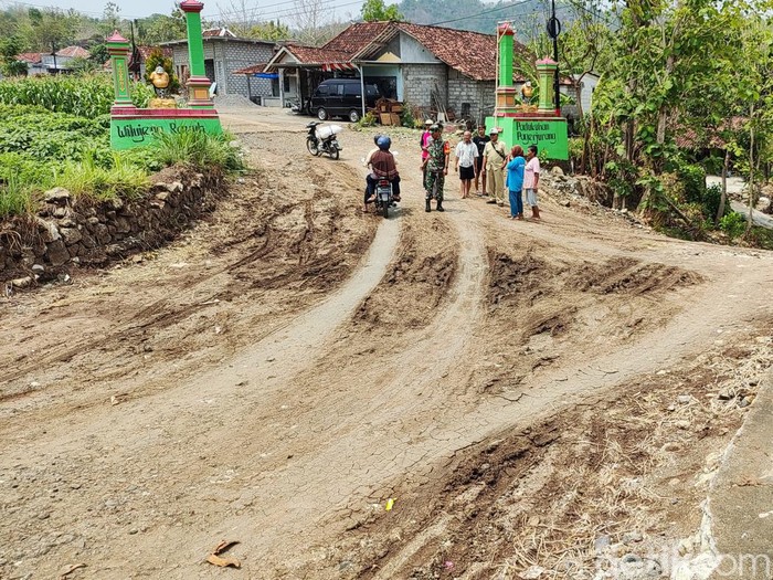 Jalan rusak di Pagerjurang Ngawen, Gunungkidul, Selasa (14/11/2023).