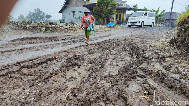 Jalan rusak di Pagerjurang Ngawen, Gunungkidul, Selasa (14/11/2023).
