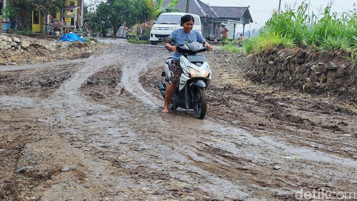 Warga saat melewati jalan rusak bak Offroad di Padukuhan Pagarjurang, Kalurahan Kampung, Kapanewon Ngawen, Gunungkidul.
