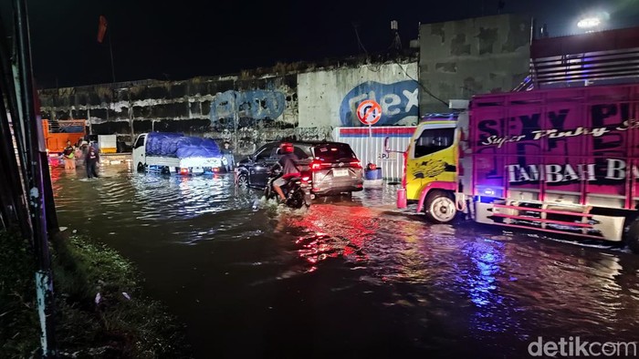 Penampakan Jalan Kaligawe Semarang yang tergenang, Selasa (14/11/2023).