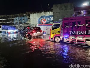 Jalan Kaligawe Semarang Tergenang Usai Hujan, Kendaraan Diminta Putar Balik