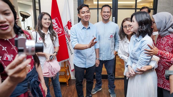 Jelang Pengambilan Nomor Urut, Gibran Kunjungi Markas PSI
