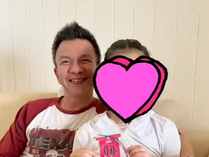 Jerry Aurum saat bertemu dengan anaknya, Aisha.