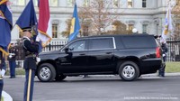 Dengan statusnya sebagai kendaraan kepresidenan, sudah tentu mobil tersebut dilengkapi sistem keamanan khusus. Maka, tak heran Chevrolet Suburban milik Gedung Putih dijuluki perisai berjalan. Foto: Youtube Sekretariat Presiden
