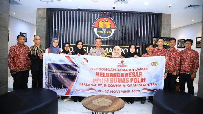 Kadiv Humas Polri berangkatkan 15 orang umrah (dok. Polri)