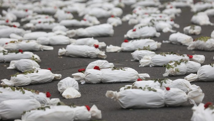 Kain Kafan Simbol Anak-anak Gaza yang Tewas Penuhi Jalan di Teheran Symbolic shrouds of Gaza children's dead bodies are seen during a gesture in a street in Tehran, Iran November 13, 2023. Majid Asgaripour/WANA (West Asia News Agency) via REUTERS ATTENTION EDITORS - THIS PICTURE WAS PROVIDED BY A THIRD PARTY