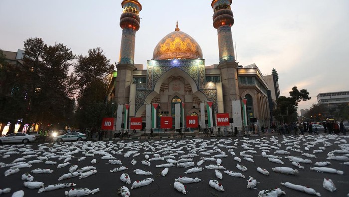Kain Kafan Simbol Anak-anak Gaza yang Tewas Penuhi Jalan di Teheran Symbolic shrouds of Gaza children's dead bodies are seen during a gesture in a street in Tehran, Iran November 13, 2023. Majid Asgaripour/WANA (West Asia News Agency) via REUTERS ATTENTION EDITORS - THIS PICTURE WAS PROVIDED BY A THIRD PARTY