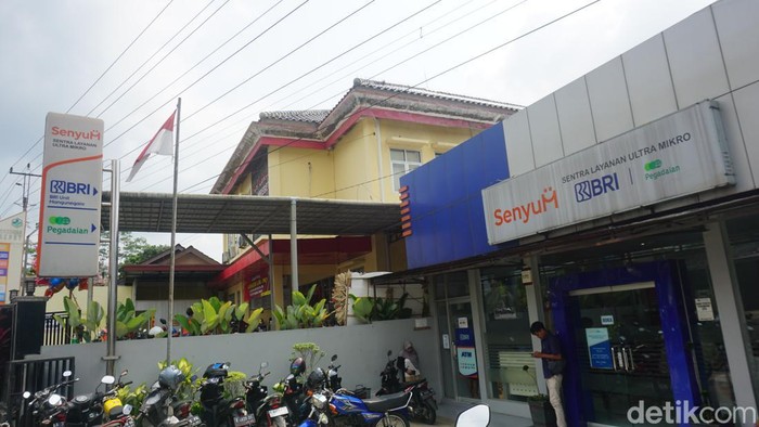 Sentra Layanan Ultra Mikro (SenyuM), merupakan kantor satu atap antara BRI, Pegadaian, dan PNM. Kantor ini memudahkan nasabah ketiga perusahaan.