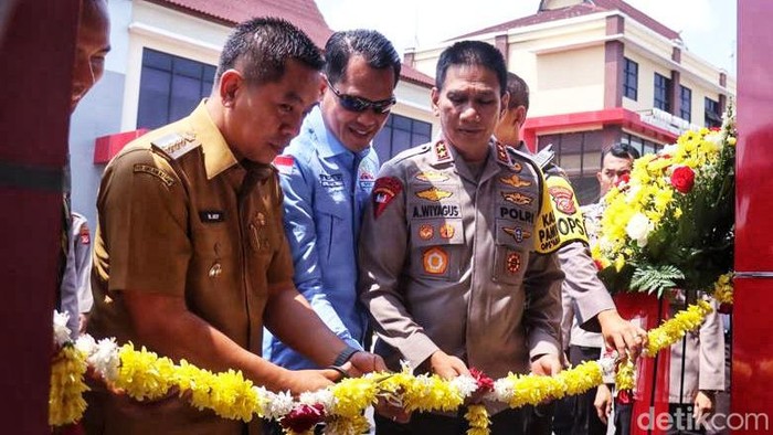 Kapolda Jawa Barat Irjen Pol Akhmad Wiyagus, dan Plt Bupati Karawang Aep Syaepuloh saat meresmikan gedung Sat Pamobvit di Mapolres Karawang