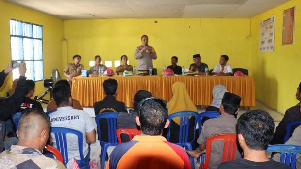 Kapolres Sinjai AKBP Fery Nur Abdulah melakukan mediasi ke warga yang menyegel Kantor Desa Pattongko.
