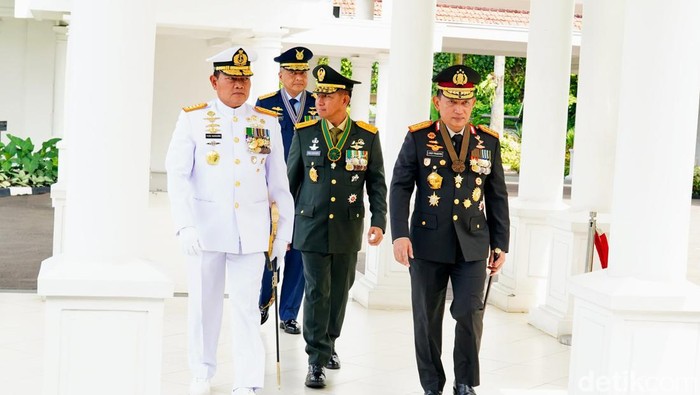 Kapolri Jenderal Listyo Sigit Prabowo (kanan depan) mengajak masyarakat untuk menjaga kebersamaan dan tak terperpecah meski berbeda pilihan dalam pemilu. (dok Ist)