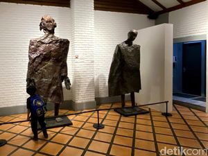 Karya Maestro Seni Rupa Jeihan Sukmantoro Dipamerkan di Bandung