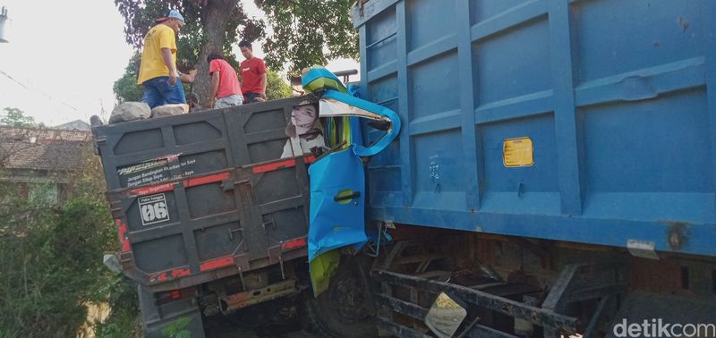 Kecelakaan truk di jalan Jogja-Solo, Desa Kuncen, Kecamatan Ceper, Klaten, Selasa (14/11/2023).