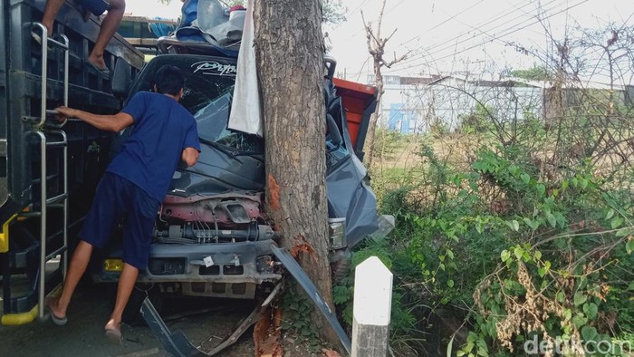 Kecelakaan truk di jalan Jogja-Solo, Desa Kuncen, Kecamatan Ceper, Klaten, Selasa (14/11/2023).