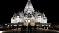Seperti dikutip dari Daily Mail, kuil ini terbuat dari batu marmer, granit, dan batu kapur yang diukir langsung oleh para pengrajin di India. Potongan batu tersebut kemudian dikirim ke Amerika Serikat dan dirakit oleh para relawan dari di bawah bimbingan pengrajin dari India. 