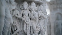 Kuil ini menampilkan 10.000 patung dan 151 ukiran yang menggambarkan kebudayaan India kuno. 