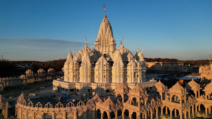 Kemegahan Kuil Hindu Terbesar Dunia di New Jersey AS Details of marble stone carvings inside BAPS Swaminarayan Akshardham, the complex of which includes some 10,000 statues, during Diwali, the Hindu festival of lights, in Robbinsville, New Jersey, U.S., November 12, 2023. REUTERS/Bing Guan