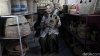 Di Desa Tritiro Kabupaten Bulukumba, masyarakatnya mampu menyulap daun lontar menjadi berbagai barang bernilai jual seperti bakul, tempat besek, keranjang penyimpanan, tempat tisu, hingga tas bernilai jutaan rupiah.  