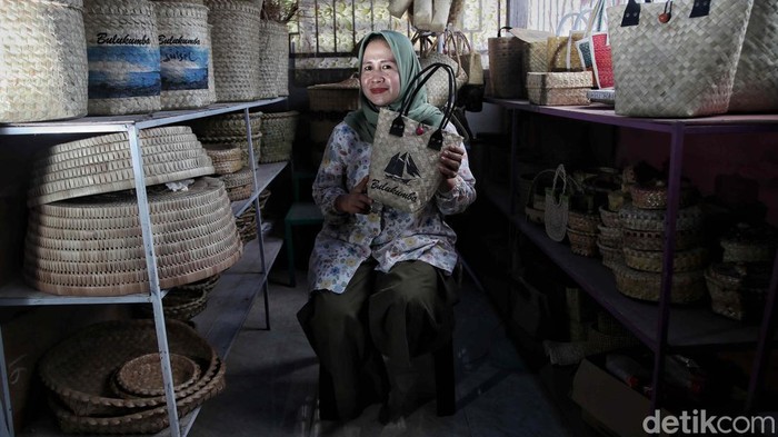 Kerajinan Daun Lontar Gerakan Perekonomian Desa Tritiro Di Desa Tritiro Kabupaten Bulukumba, masyarakatnya menyulap daun lontar menjadi berbagai barang bernilai jual. Hal ini menggerakan perekonomian desa.