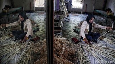Kerajinan Daun Lontar Gerakan Perekonomian Desa Tritiro