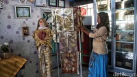 Sejumlah warga membuat kerajinan di pusat kerajinan Atap Konjo, Desa Tritiro, Bulukumba, Sulawesi Selatan, Rabu (1/11/2023).  