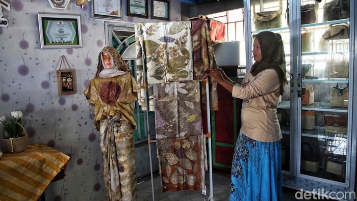 Kerajinan Daun Lontar Gerakan Perekonomian Desa Tritiro Di Desa Tritiro Kabupaten Bulukumba, masyarakatnya menyulap daun lontar menjadi berbagai barang bernilai jual. Hal ini menggerakan perekonomian desa.