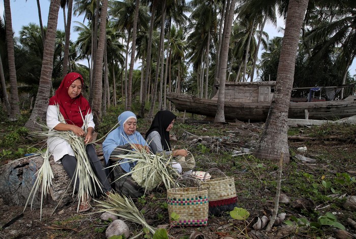 Kerajinan Daun Lontar Jaga Budaya-Berdayakan Ibu-ibu Desa Tritiro Sulsel
