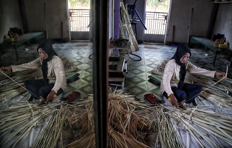 Kerajinan Daun Lontar Jaga Budaya-Berdayakan Ibu-ibu Desa Tritiro Sulsel