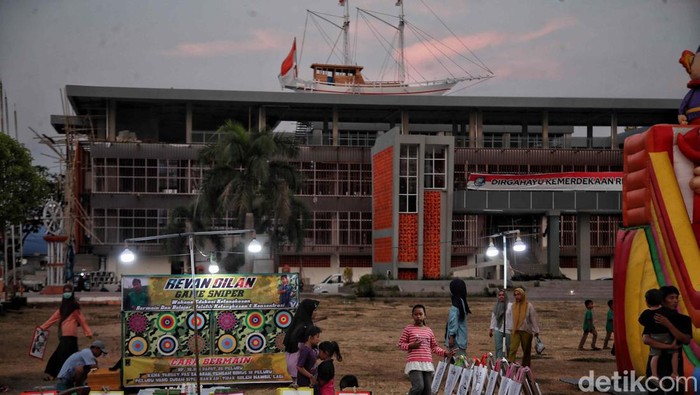 Lapangan Pemuda Bulukumba, Sulawesi Selatan, jadi tempat warga bersantai menghabiskan sore hari. Di tempat ini warga ramai berkumpul setiap sore hari.