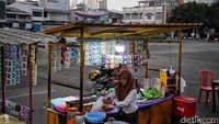 Di sini terdapat lapak beberapa pedagang yang menjual makanan dan minuman ringan.  