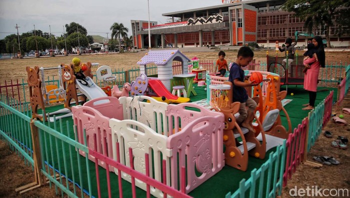 Lapangan Pemuda Bulukumba, Sulawesi Selatan, jadi tempat warga bersantai menghabiskan sore hari. Di tempat ini warga ramai berkumpul setiap sore hari.