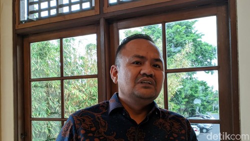 Ketua Bawaslu Kota Mataram Muhammad Yusril, Selasa sore (14/11/2023) saat ditemui di Kota Mataram. (Ahmad Viqi/detikBali).