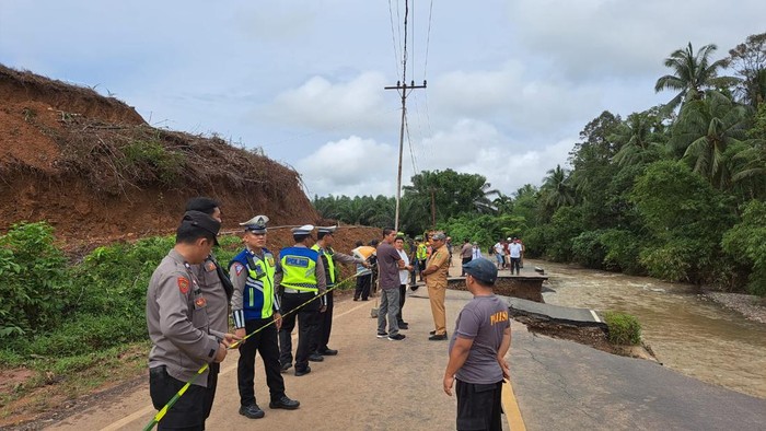 Kondisi jalan di Desa Malombu yang putus. (Foto: Dok. Polsek Batang Toru).