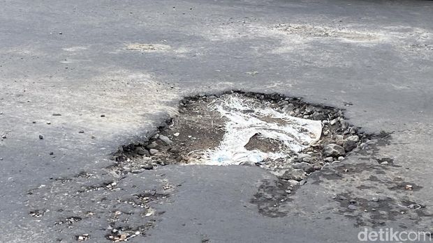 Kondisi jalan rusak dan berlubang masih ada di Kota Sukabumi, salah satunya di Jalan Pajagalan, Kelurahan Nyomplong, Kecamatan Warudoyong.