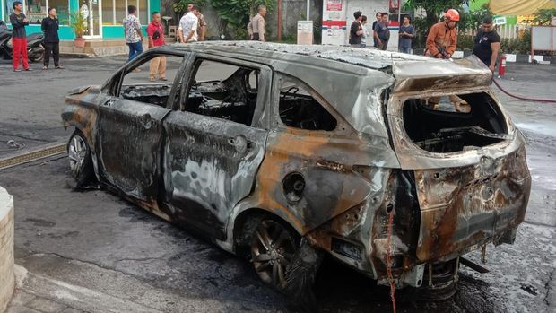 Kondisi mobil yang terbakar di depan SPBU Gejayan, Selasa (14/11/2023) pagi.