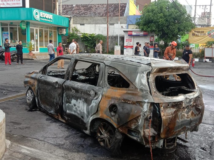 Kondisi mobil yang terbakar di depan SPBU Gejayan, Selasa (14/11/2023) pagi.