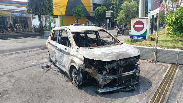 Kondisi mobil yang terbakar di depan SPBU Gejayan, Selasa (14/11/2023) pagi.