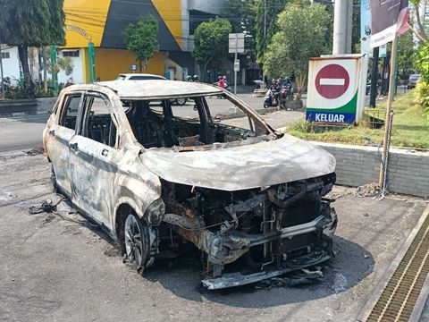 Kondisi mobil yang terbakar di depan SPBU Gejayan, Selasa (14/11/2023) pagi.