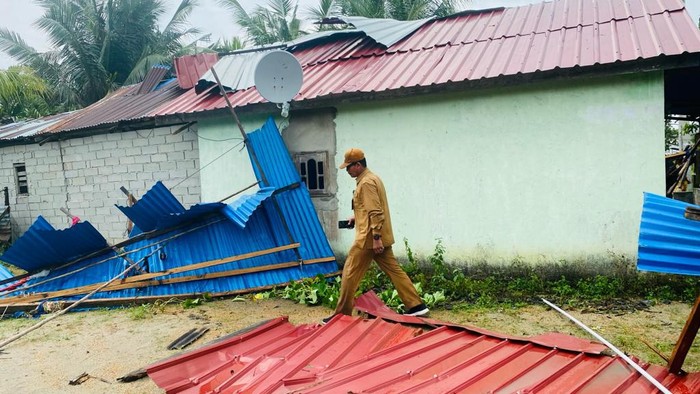Kondisi rumah warga diterjang angin puting beliung di Karimun, Kepri. (Foto: dok BPBD Kepri).