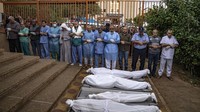 Korban tewas disalatkan sebelum dimakamkan. Hingga kini korban tewas dan luka akibat serangan Israel di Gaza terus bertambah.  