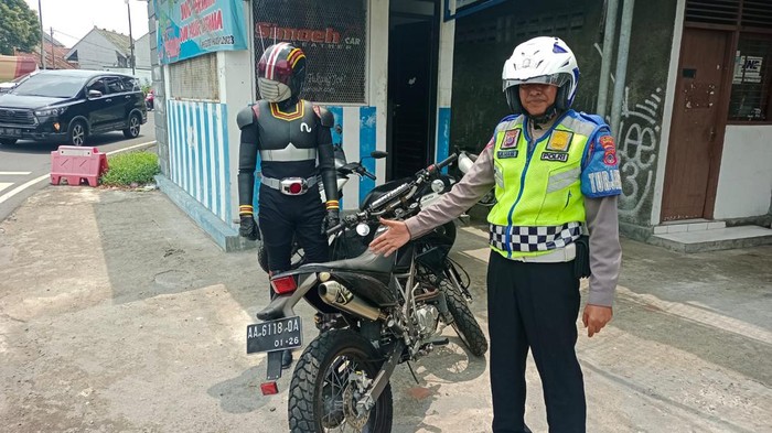Momen saat Ksatria Baja Hitam kena tilang polisi di Kentungan Sleman.