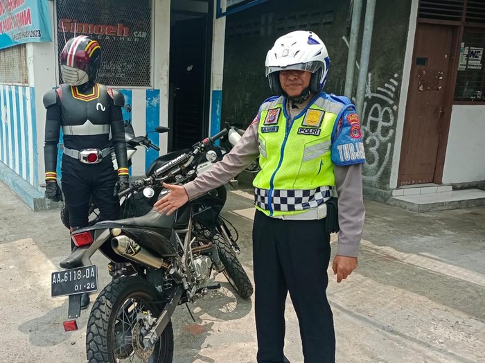 Momen saat Ksatria Baja Hitam kena tilang polisi di Kentungan Sleman.
