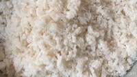 Ledre yang saat ini ditawarkan di warungnya sudah dimodifikasi, agak berbeda dari racikan aslinya. Tak hanya ketan dan kelapa saja, tapi racikan ledre juga ditambahkan pisang. Ledre Laweyan menggunakan pisang raja untuk campurannya. Foto: detikFood/Yenny Mustika Sari