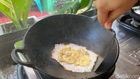 Variasi yang ditawarkan juga lebih disesuaikan dengan selera pasar. Selain ledre original, warung ini juga menawarkan varian cokelat, keju, dan cokelat keju. Foto: detikFood/Yenny Mustika Sari