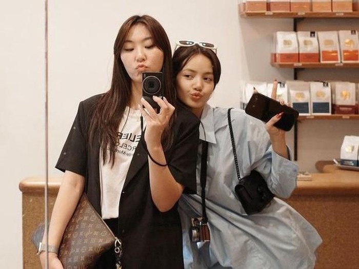 Lisa BLACKPINK dan manajernya Alice Kang